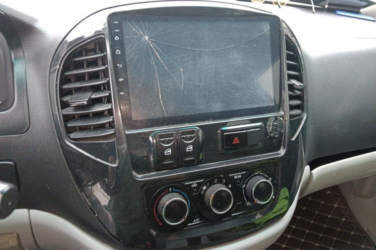 Used FORTHING Lingzhi 2017 Restyled M3L 1.6L 7-Seater Comfort Version Audio And AC Panel