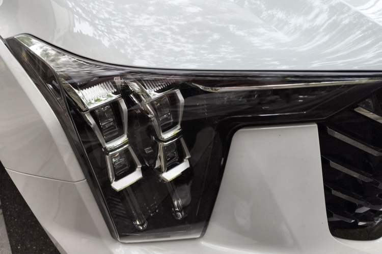 Used GAC Trumpchi GS8 2022 Flagship Series 2.0 TGDI Four-Wheel Drive Luxury Smart Connectivity Version (7 Seats) Right Front Headlight