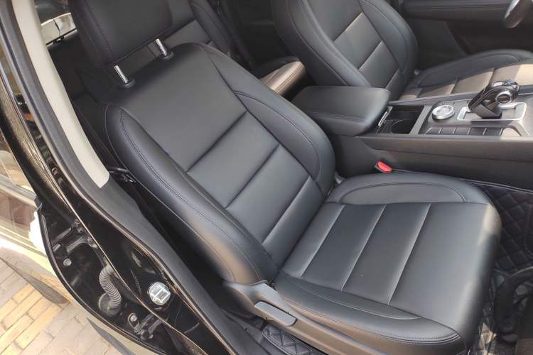 Used Great Wall Poer 2023 2.0T Commercial Version Automatic Diesel Two-Wheel Drive Elite Trim with Long Bed – GW4D20M Right Front Seat