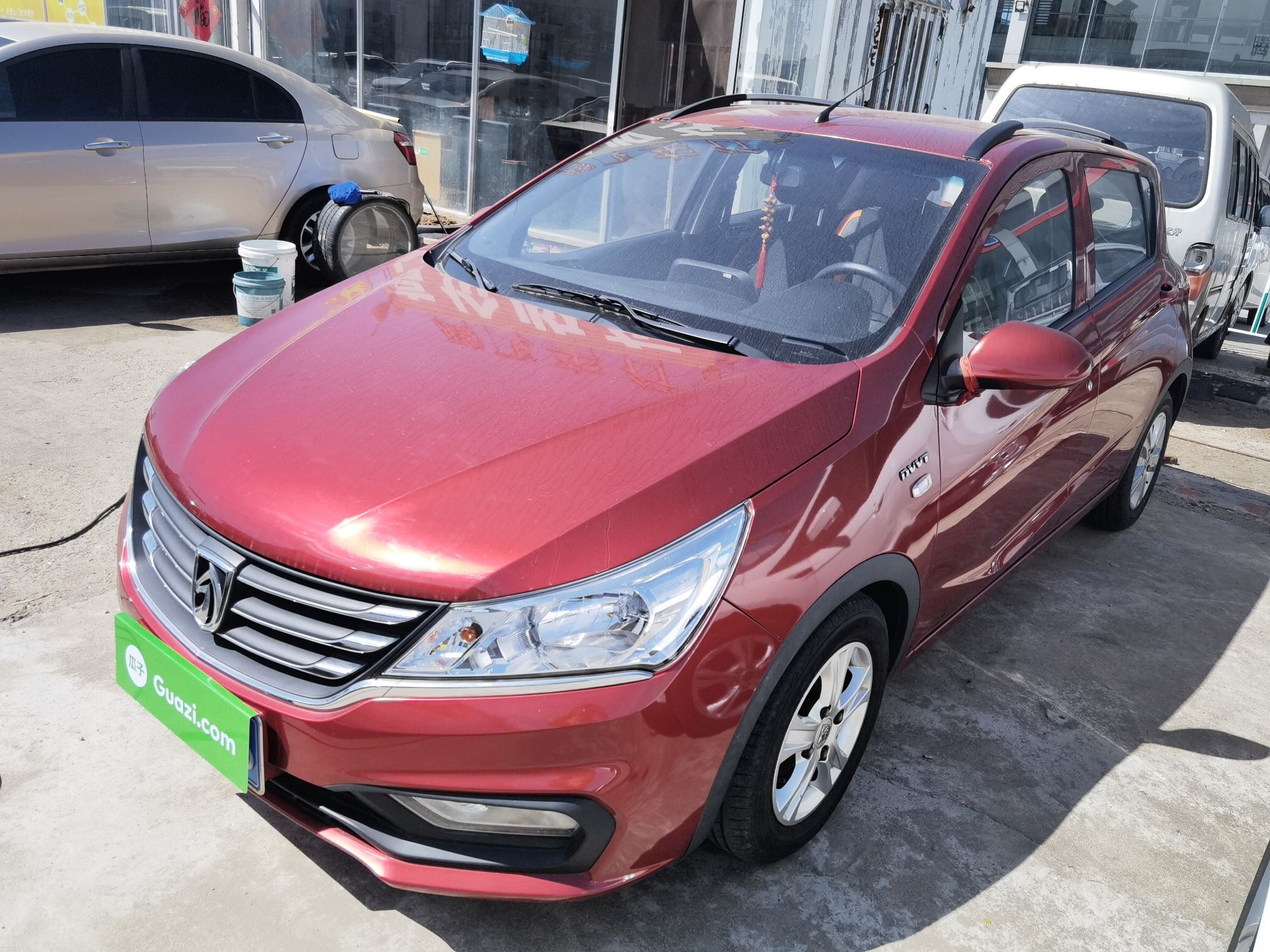 تحت مقدمة السيارة