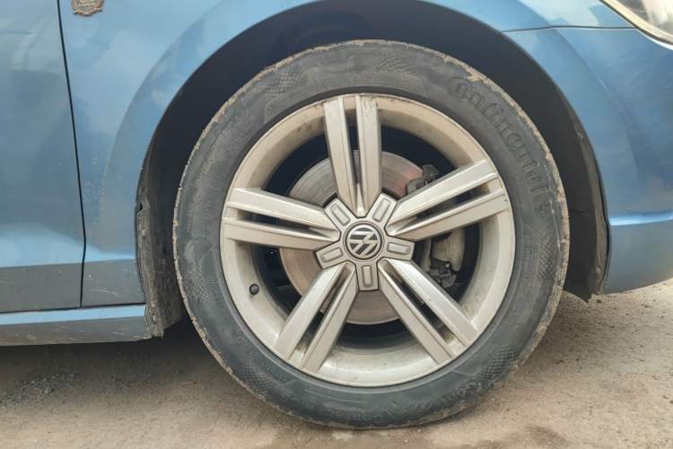 Used Volkswagen Lamando 2015 330TSI DSG Comfort Edition Right Front Wheel Hub