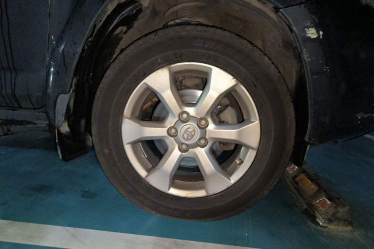 Used Toyota RAV4 2010 2.4L Automatic Deluxe Upgrade Edition Right Front Wheel Hub