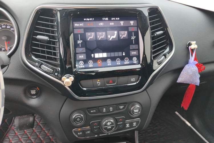 Used Jeep Cherokee 2019 2.0T Two-Wheel Drive Smart Enjoyment Version China V Audio And AC Panel