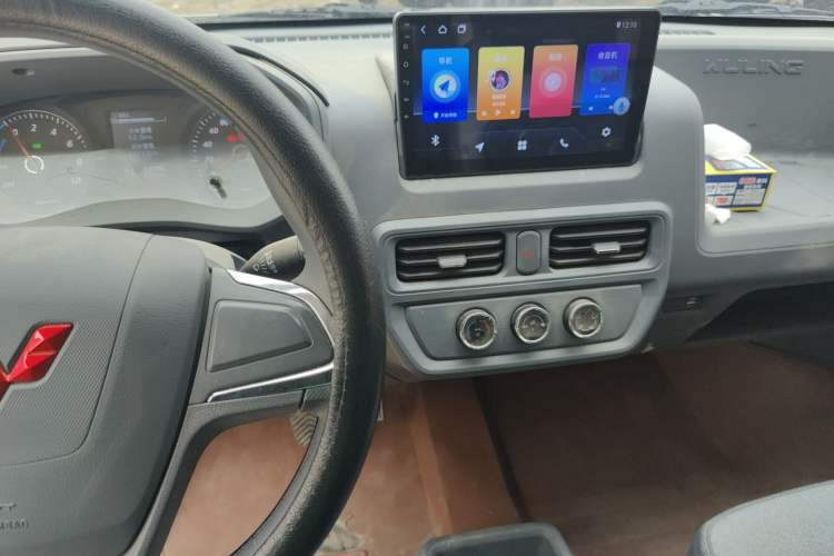 Used Wuling Yangguang 2025 Model 310KM Bus Edition—Customized by CATL