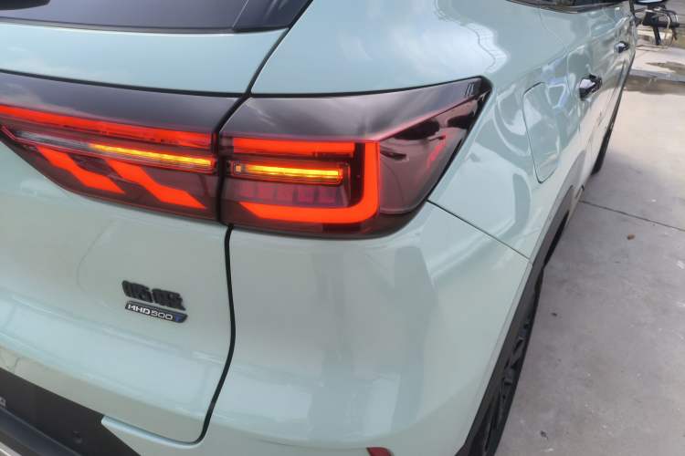 Used Dongfeng Aeolus Huge 2022 Mach Dual-Motor 1.5T MHD Dare-to-Dream Edition
