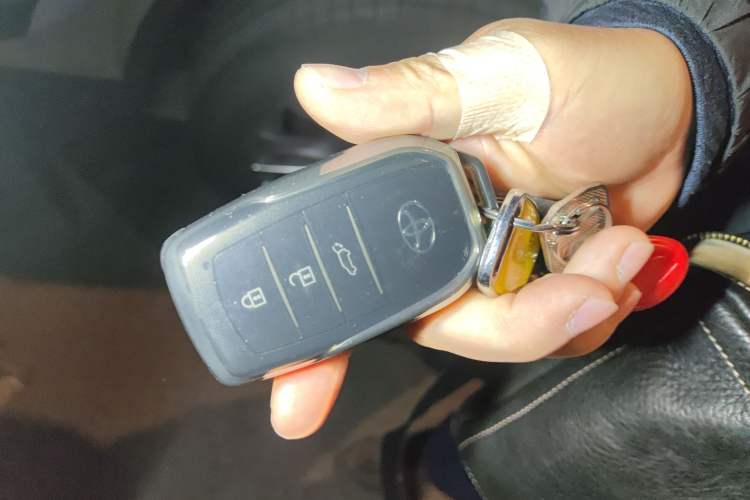 Used Toyota Highlander 2024 2.5L Smart Electric Hybrid Dual-Engine Four-Wheel Drive Prestige Version – 7 Seats Vehicle Key