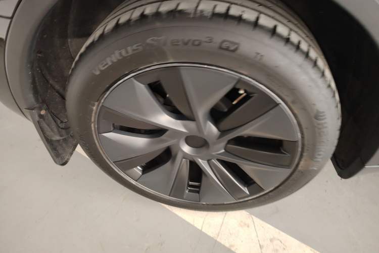 Used Tesla Model Y 2024 Long-Range All-Wheel-Drive Version