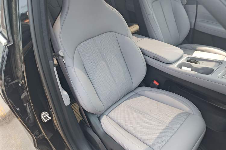 Used Nio ES6 2024 75 kWh Right Front Seat