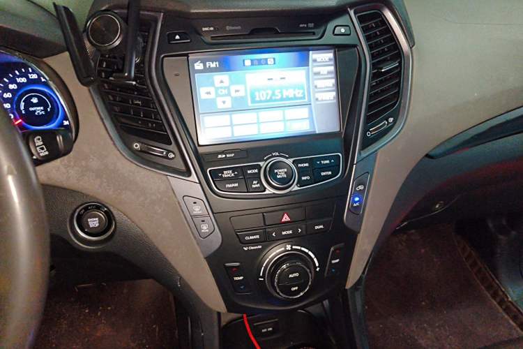 Used Hyundai Grand SantaFe 2013 3.0L 7-Seater Four-Wheel-Drive Comfort Edition Audio And AC Panel