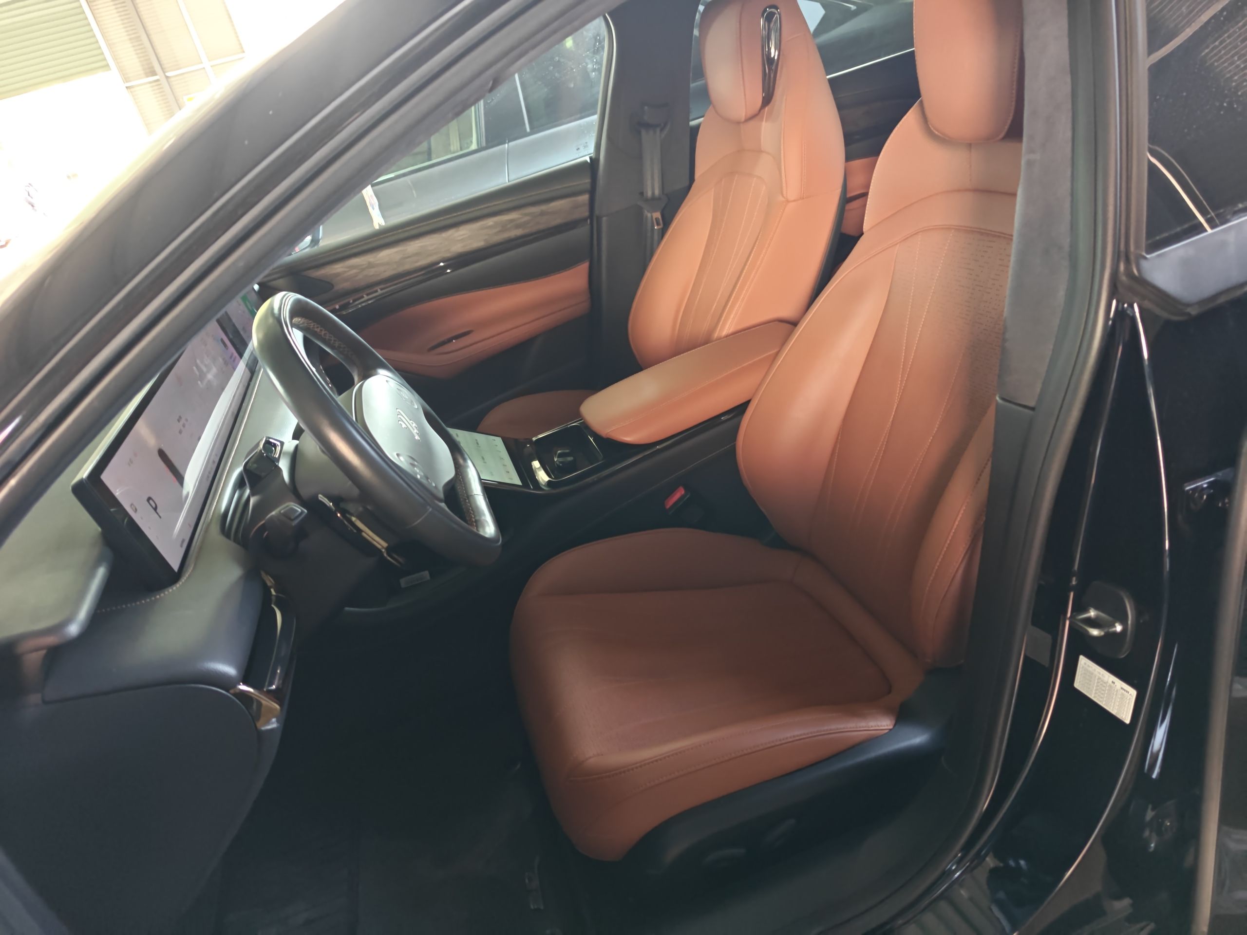 Переднее сиденье в автомобиле