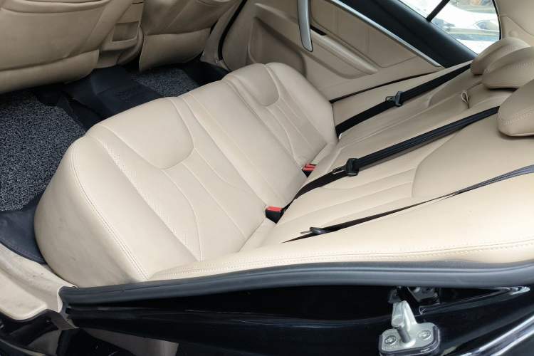 Used Geely Auto Emgrand 2017 Sedan Million Edition 1.5L Manual Luxury Model
