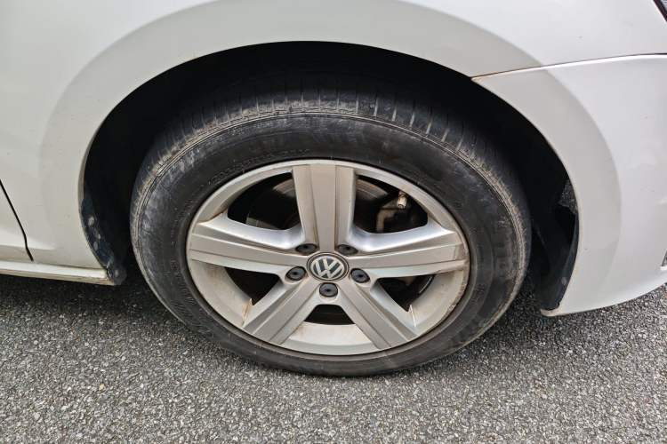 Used Volkswagen Golf 2017 230TSI Automatic Comfort Edition – Celebrating Milestone of One Million Units Right Front Wheel Hub