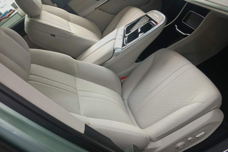 Used SAIC MAXUS Dajia 9 2024 Super Hybrid Ultra-Long Range Forest Edition 7-Seater Right Front Seat