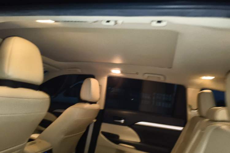 Used Toyota Highlander 2018 2.0T Four-Wheel Drive Luxury Version 7 Seats China VI Standard Headliner