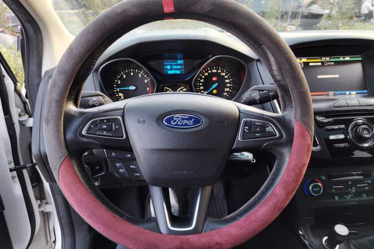 Used Ford Focus 2015 Hatchback EcoBoost 125 Manual – Ultra-Style Edition