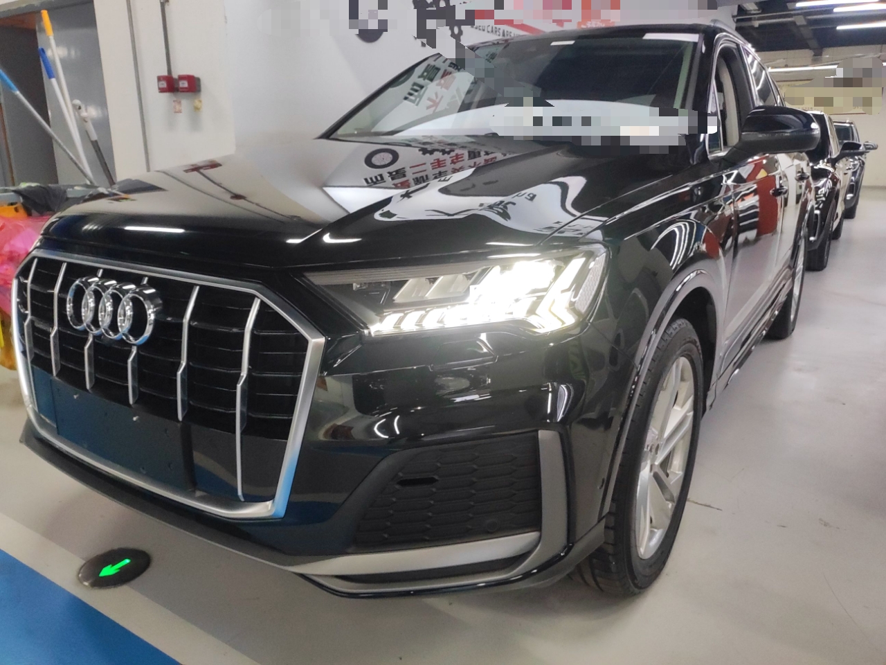 تحت مقدمة السيارة