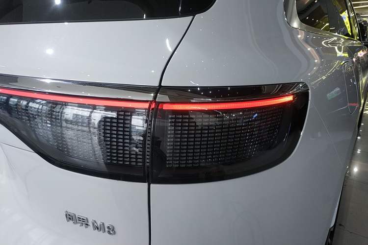 Used Hima AITO M8 2025 Extended-Range Ultra Version 53.4 kWh 6-Seater Edition Right Rear Taillight