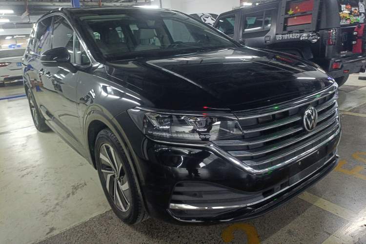 Used Volkswagen Viloran 2023 380TSI Luxury Edition Front Right 45 Deg