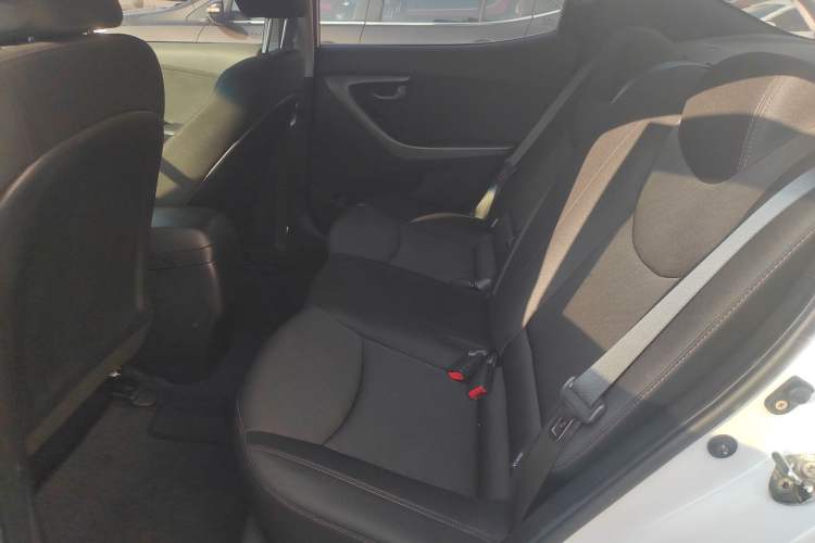 Used Hyundai Elantra (5th Generation / Langdong) 2016 1.6L Automatic Smart Version