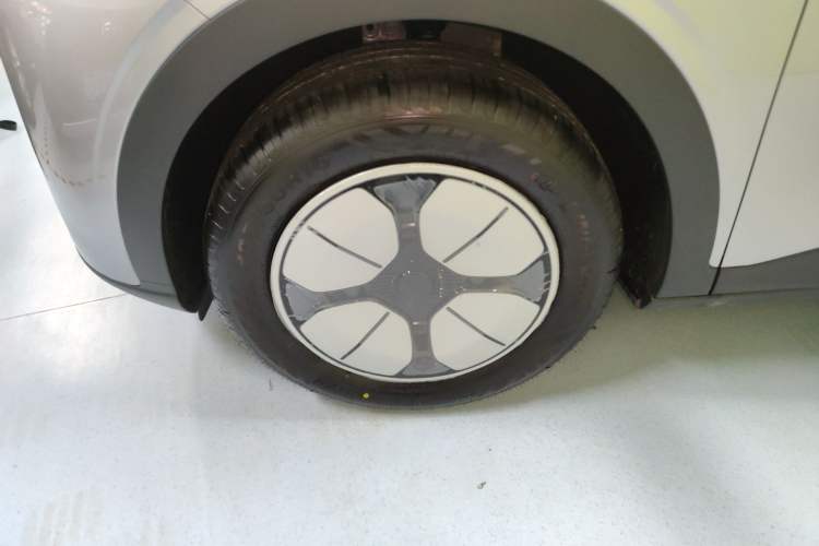 Used Geely Galaxy Geome 2026 Model 310km Youth Edition Left Front Wheel Hub