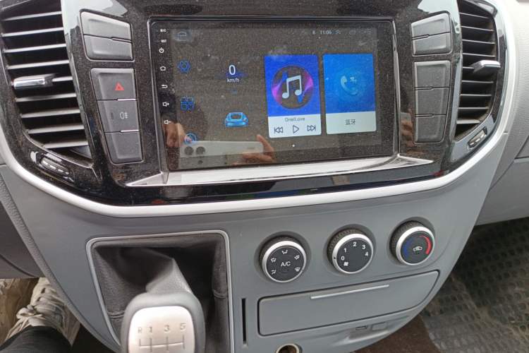 Used SAIC MAXUS Xintu V80 2020 2.5T Manual Classic City Delivery King Short Wheelbase Mid-Roof Design 2/3 Seats
