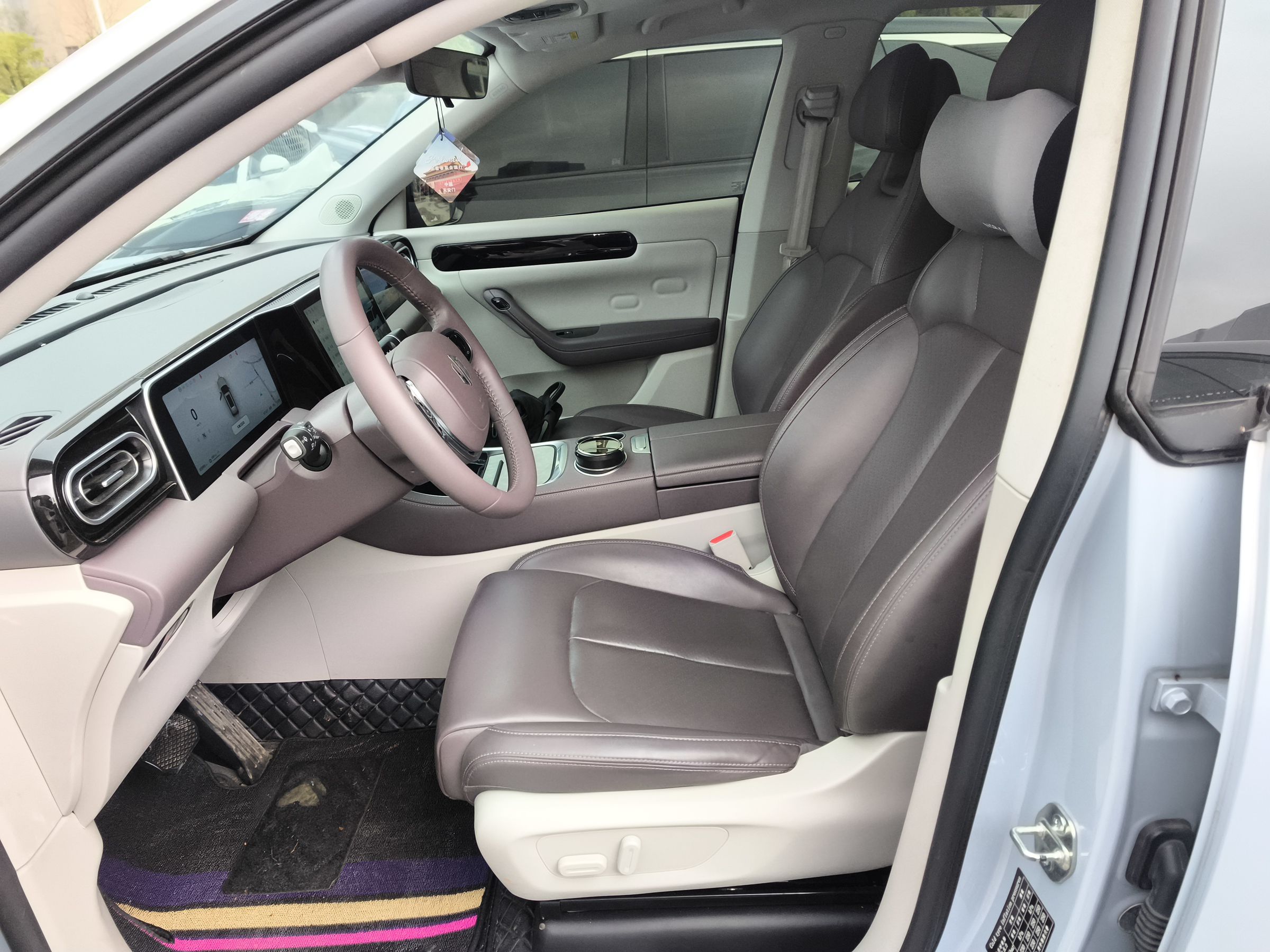 المقاعد الأمامية داخل السيارة