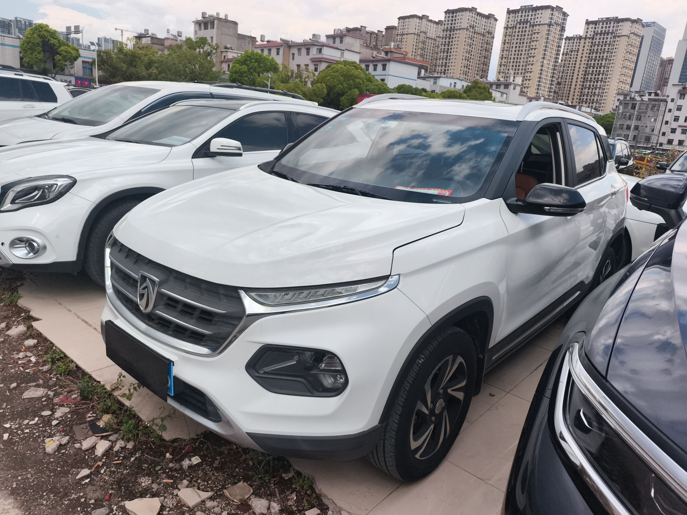 تحت مقدمة السيارة