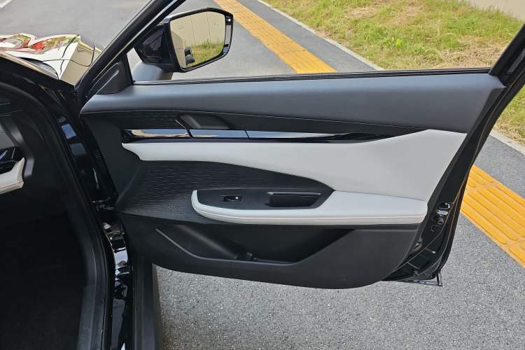 Used Changan UNI-V iDD 2024 Blue Whale Smart Electric iDD 136km Luxury Model
