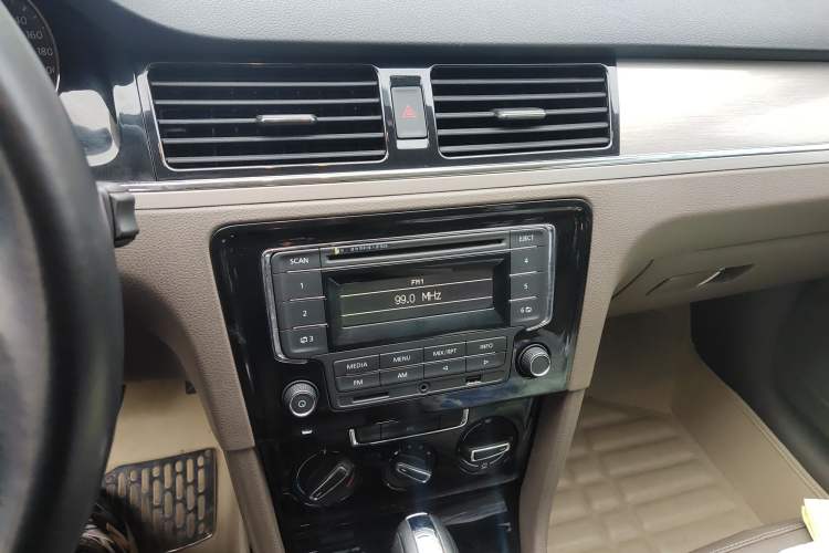 Used Volkswagen Bora 2014 1.6L Automatic Comfort Model Audio And AC Panel