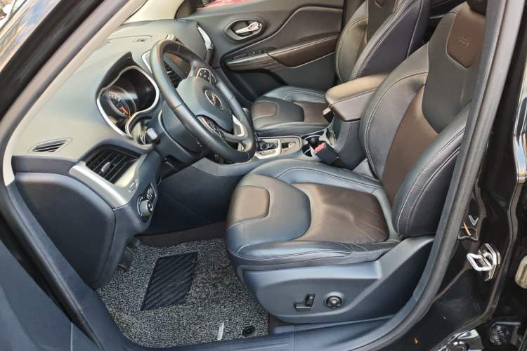 Used Jeep Cherokee 2016 2.4L Professional Smart Version
