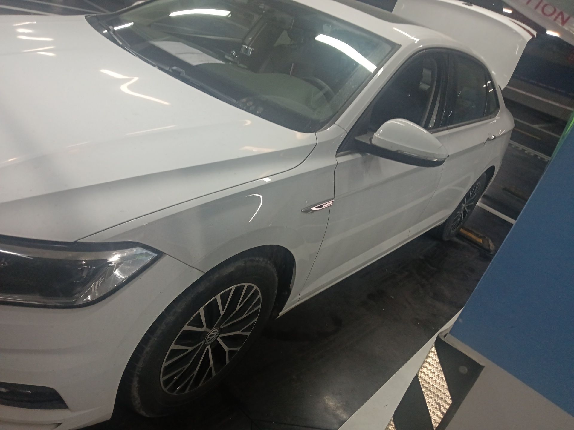 تحت مقدمة السيارة