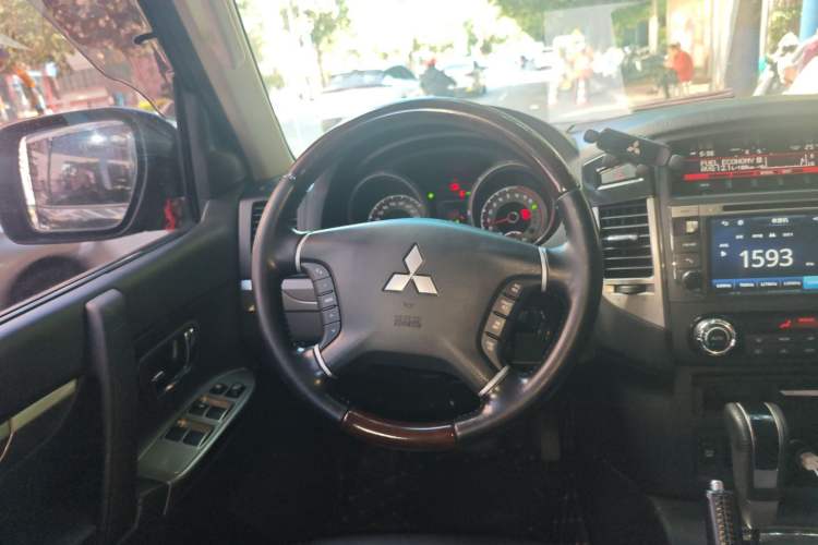 Used Mitsubishi Pajero 2016 3.0L Automatic Prestige Version China V Standard