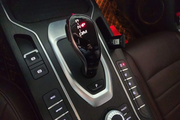 Used Wey VV5 2019 1.5T Two-Wheel Drive Color Pioneer Gear Lever