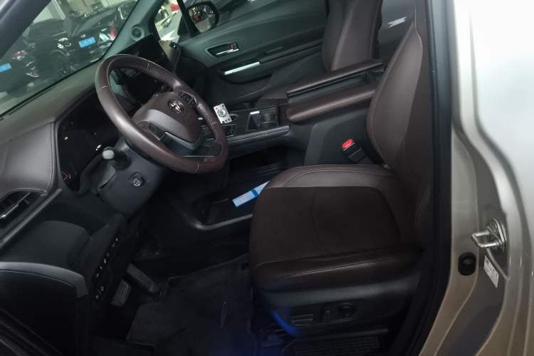 Used Toyota SIENNA 2021 2.5L Hybrid Platinum Edition
