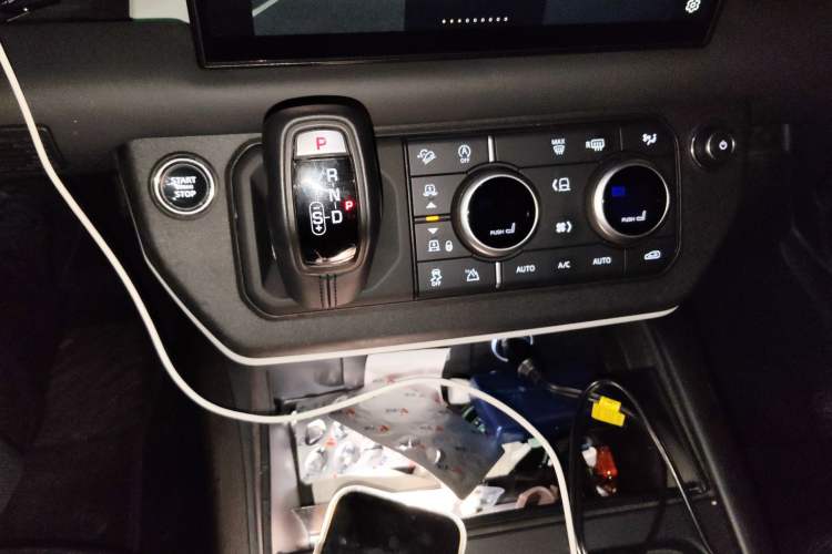 Used Land Rover Defender 2023 Facelift 110 3.0T P400 X-DYNAMIC HSE Gear Lever