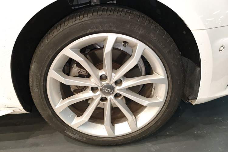 Used Audi A4L 2019 40 TFSI Fashion Edition China VI Emission Standard Right Front Wheel Hub