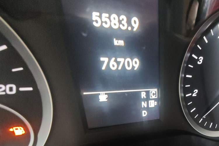 Used Mercedes-Benz Vito 2020 2.0T Elite Version 7 Seats Odometer Close Up