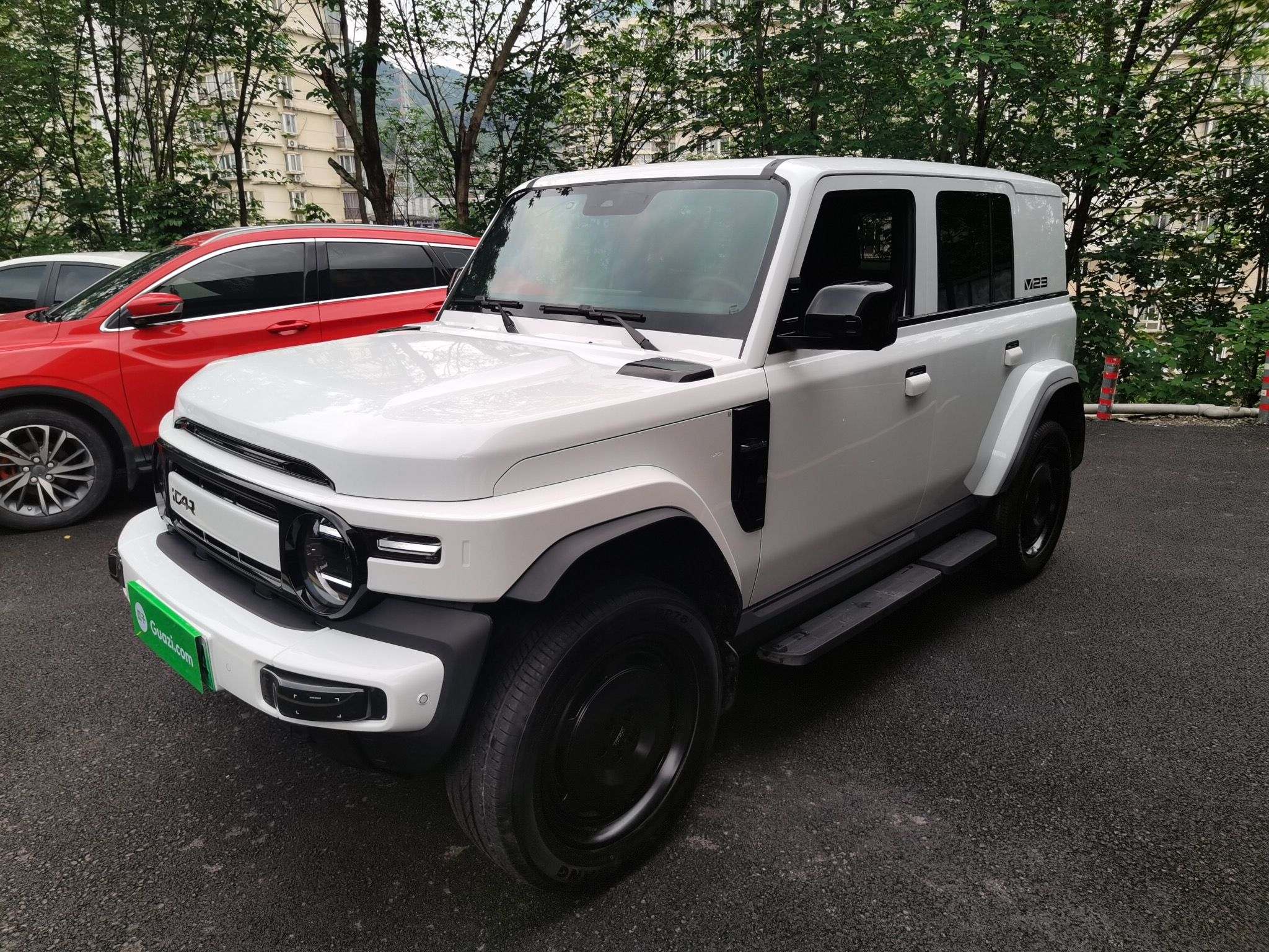 Под передней частью автомобиля