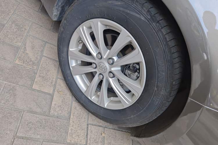 Used Buick GT 2016 15N Automatic Entry-Level Trim Right Front Wheel Hub