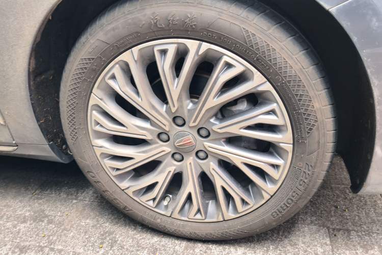 Used Hongqi H5 2023 2.0T Automatic Smart Connect Flagship Edition Right Front Wheel Hub