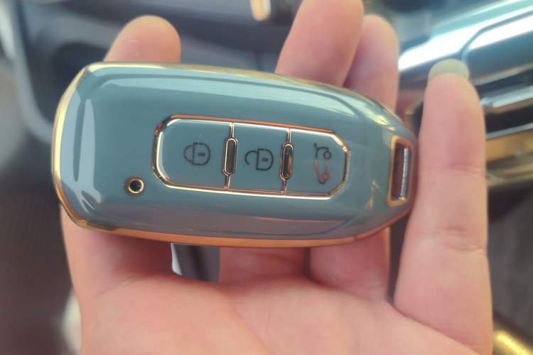 Used JMC Fushun 2023 2.0T Automatic Mid-Range High-Roof Commercial Multi-Purpose Passenger Vehicle with 6 Seats Vehicle Key