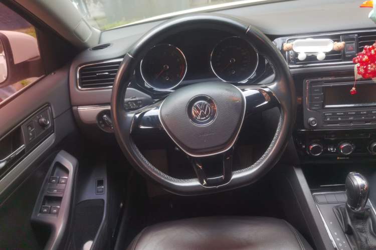 Used Volkswagen Sagitar 2015 230TSI Automatic Comfort Version
