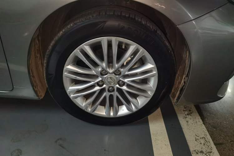Used Lexus ES 2015 200 Elite Edition Right Front Wheel Hub