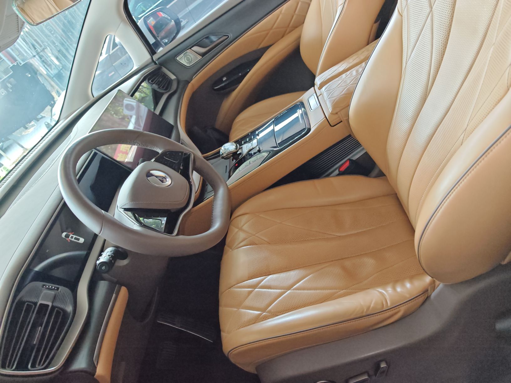 Переднее сиденье в автомобиле