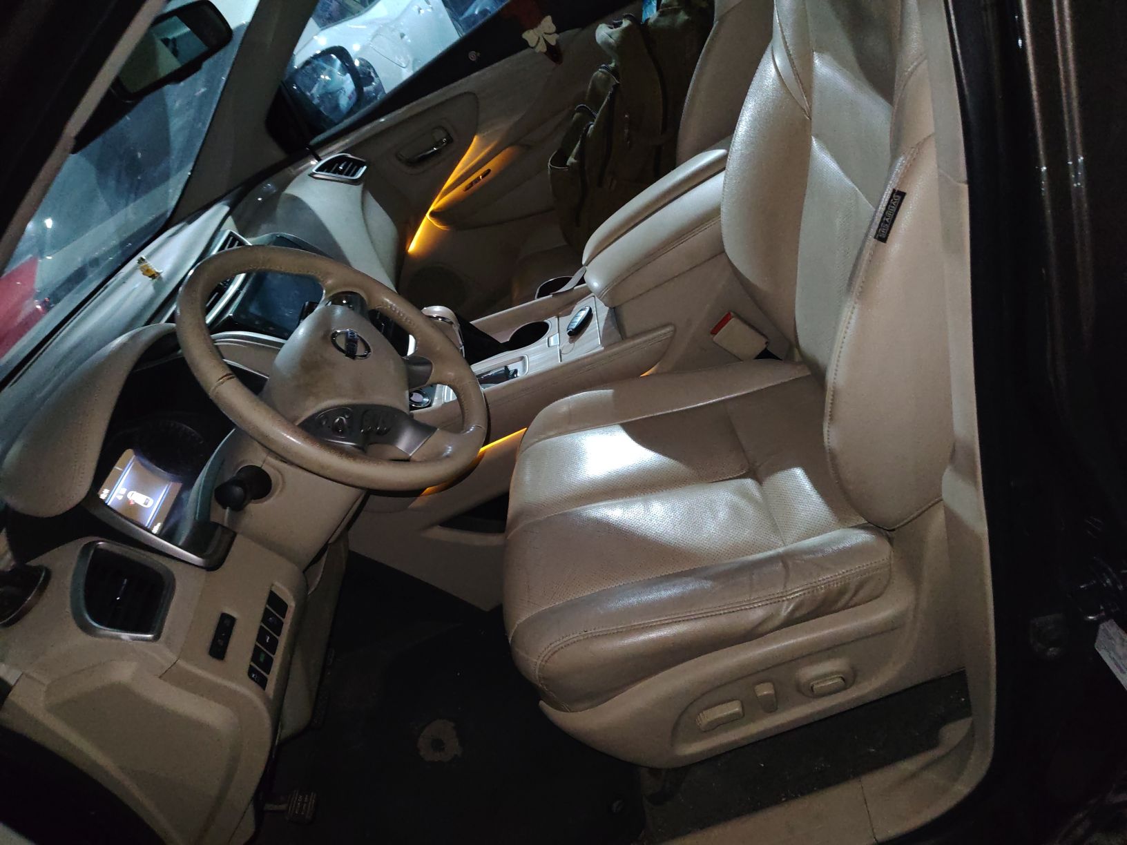 المقاعد الأمامية داخل السيارة