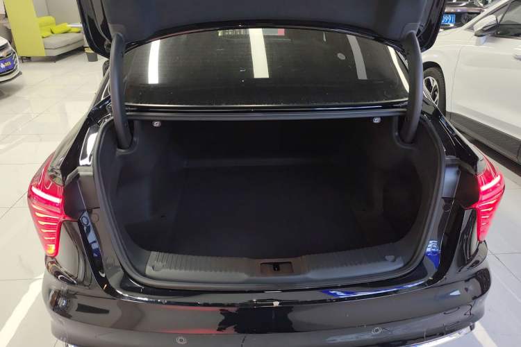 Used Hongqi H5 2023 2.0T Automatic Smart Connect Flagship Edition Trunk