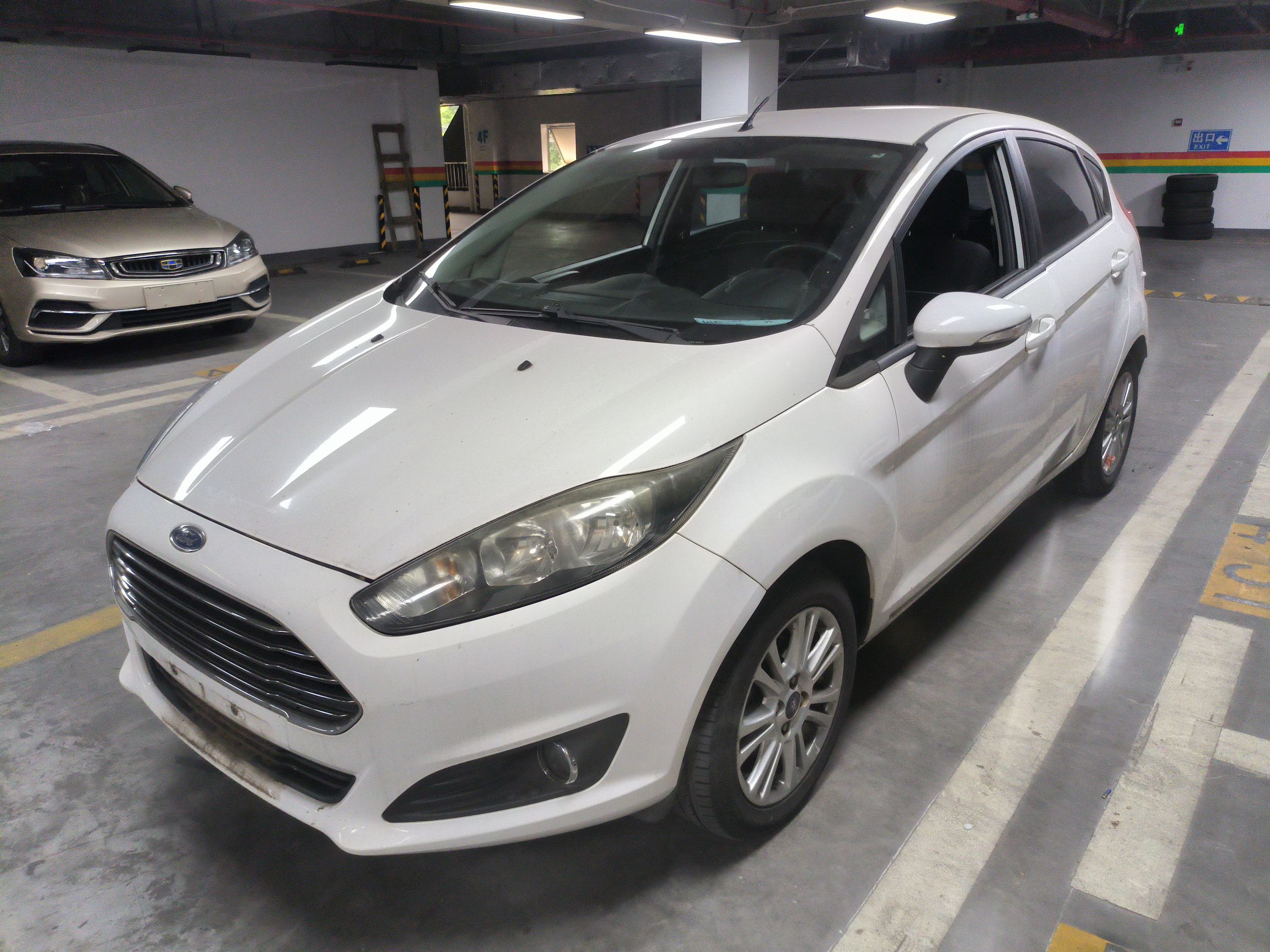 Под передней частью автомобиля