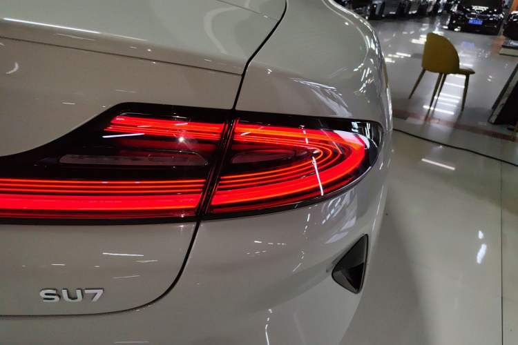 Used Xiaomi Auto SU7 2024 Rear-Drive Ultra-Long Range Advanced Pro-Level Intelligent Driving Version Right Rear Taillight