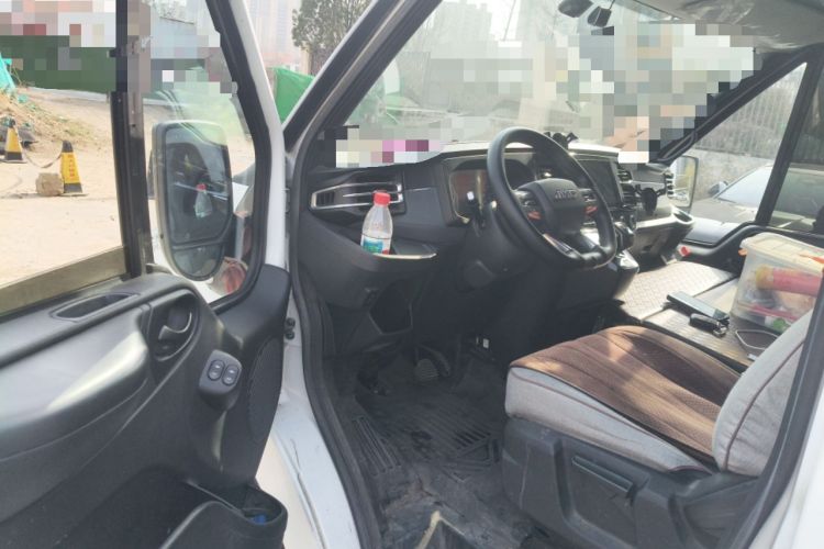 Used JMC Fushun 2023 2.0T Automatic Long-Wheelbase Mid-to-High Roof Commercial Van-Type Transport Vehicle – 2/3 Seats
