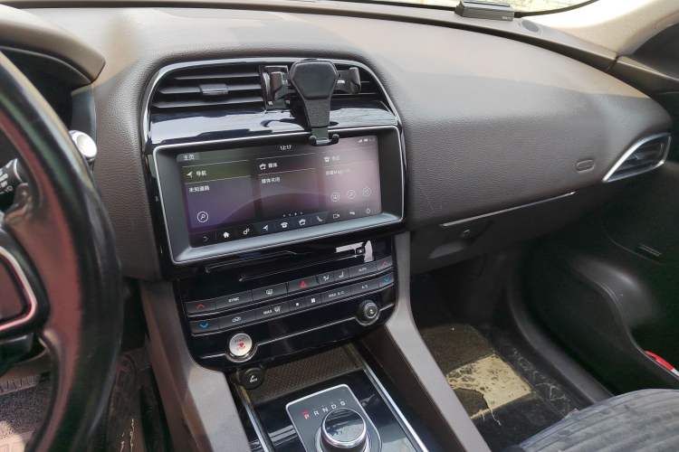 Used Jaguar F-PACE 2016 2.0T Two-Wheel-Drive R-Sport Sport Edition Audio And AC Panel